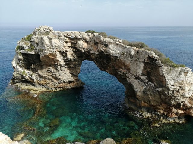 Das Foto zeigt das Felsentor Es Pontàs auf Mallorca