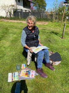 Doris Rückel beim malen im Freien